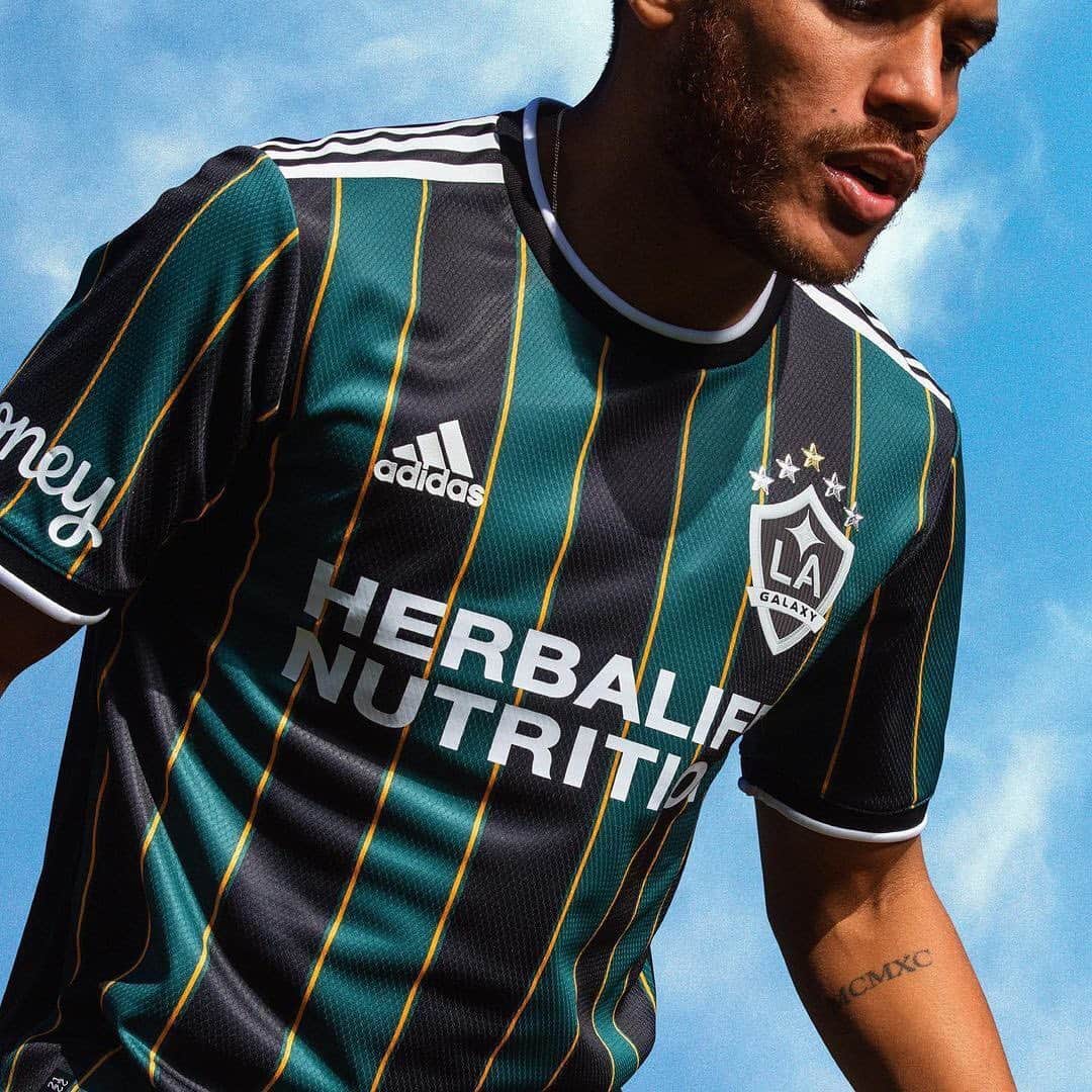 Major League Soccerのインスタグラム：「Born from the club’s culture but with a modern twist. @lagalaxy’s new kit just dropped! 💯」
