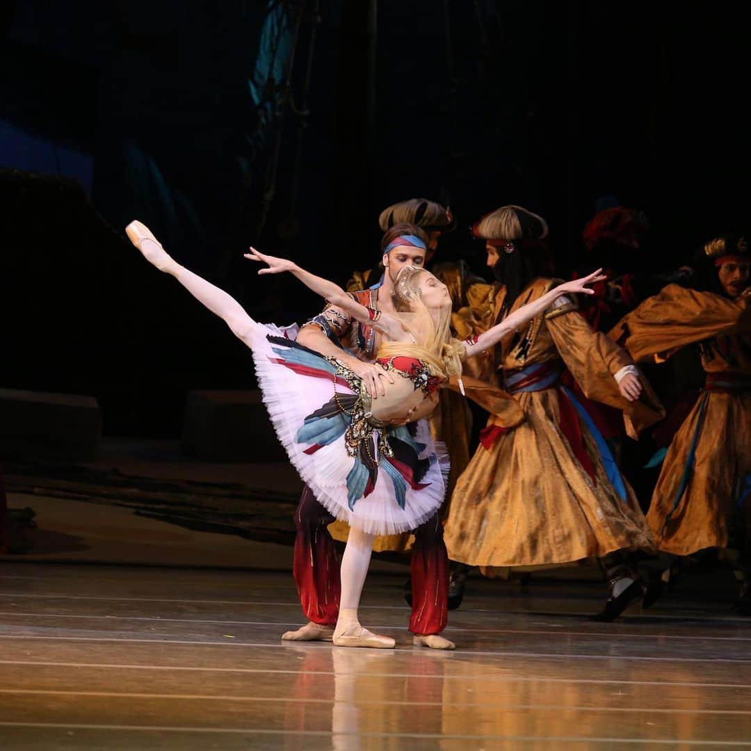 ダリア・イオノワのインスタグラム：「накладные ресницы мешают смотреть и видеть, а тут ещё и вуаль на голове  😅  _______________________________________  #spb #saintpetersburg #mariinsky #mariinskytheatre #mariinskyballet #mariinskydancer #vaganovastudents #ballet」