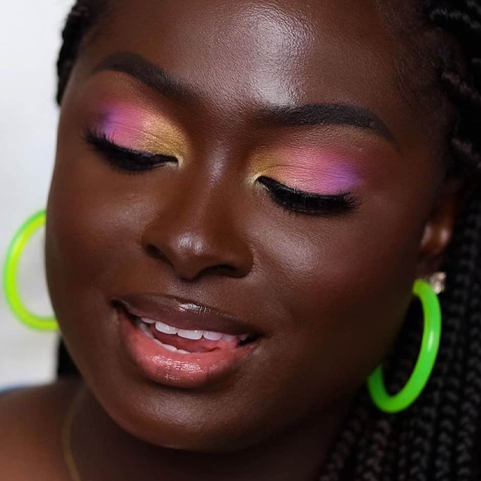 BH Cosmeticsのインスタグラム：「We're all about that jet set lifestyle (even at home)! ✈️  Watch @_OhemaaBonsu get postcard-perfect on our YouTube channel - BH Cosmetics 🎥 #bhtravelseries #bhcosmetics」
