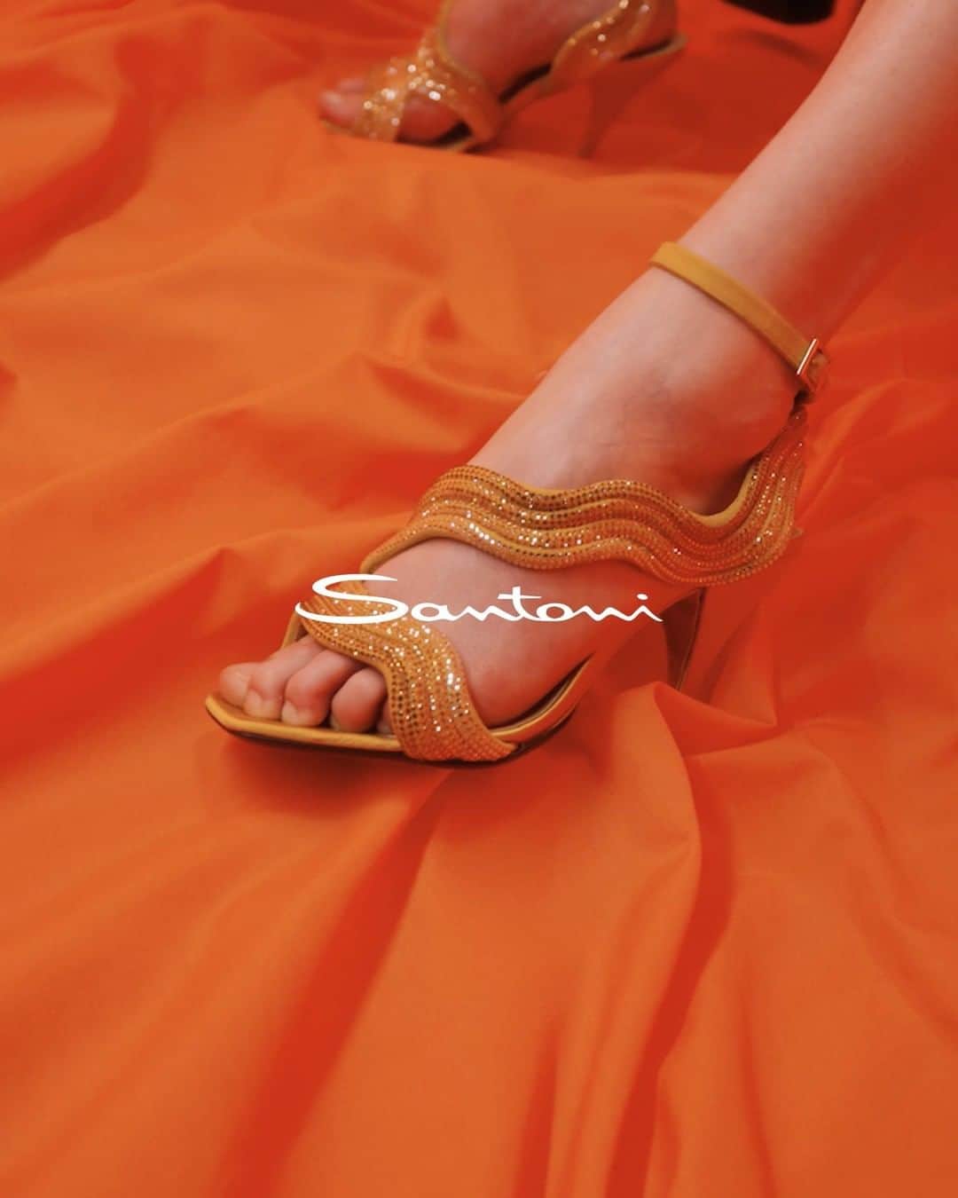 サントーニのインスタグラム：「Introducing #Galleria02, the capsule collection designed by Andrea Renieri (@wunderkammer79) for the Fall/Winter 2021. A collection that explores new territories and elevates the most exquisitely feminine soul of the Santoni Woman.  #Santoni #SantoniFW21 #SantoniPrimomovimento #milandigitalfashionweek #mfw」