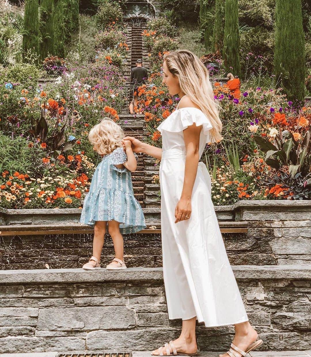 SHEINのインスタグラム：「Enjoy the little moments 🕊️💐 @agathapollano  Shop Item #: 786123  #SHEINgals #SHEINstyle #SHEINSS21 #chic」