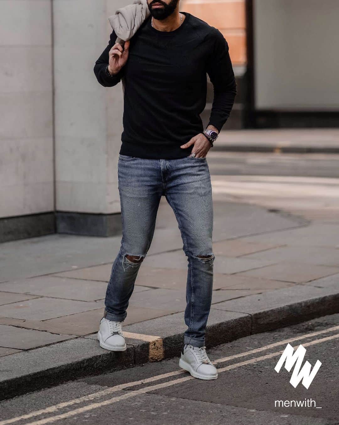 Men Withのインスタグラム：「Very nice photo of our dear friend @alaaeldin_12 👌🏽 #menwithstreetstyle」