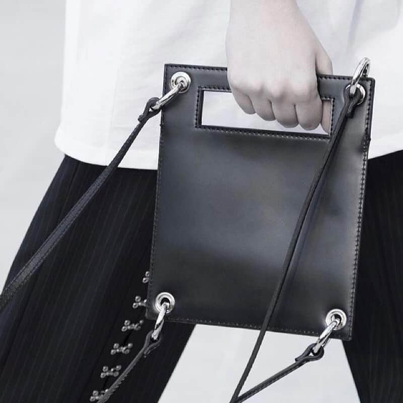 イーチ x アザーのインスタグラム：「HYDRID MESSENGER HAND BAG IN BOX LEATHER」