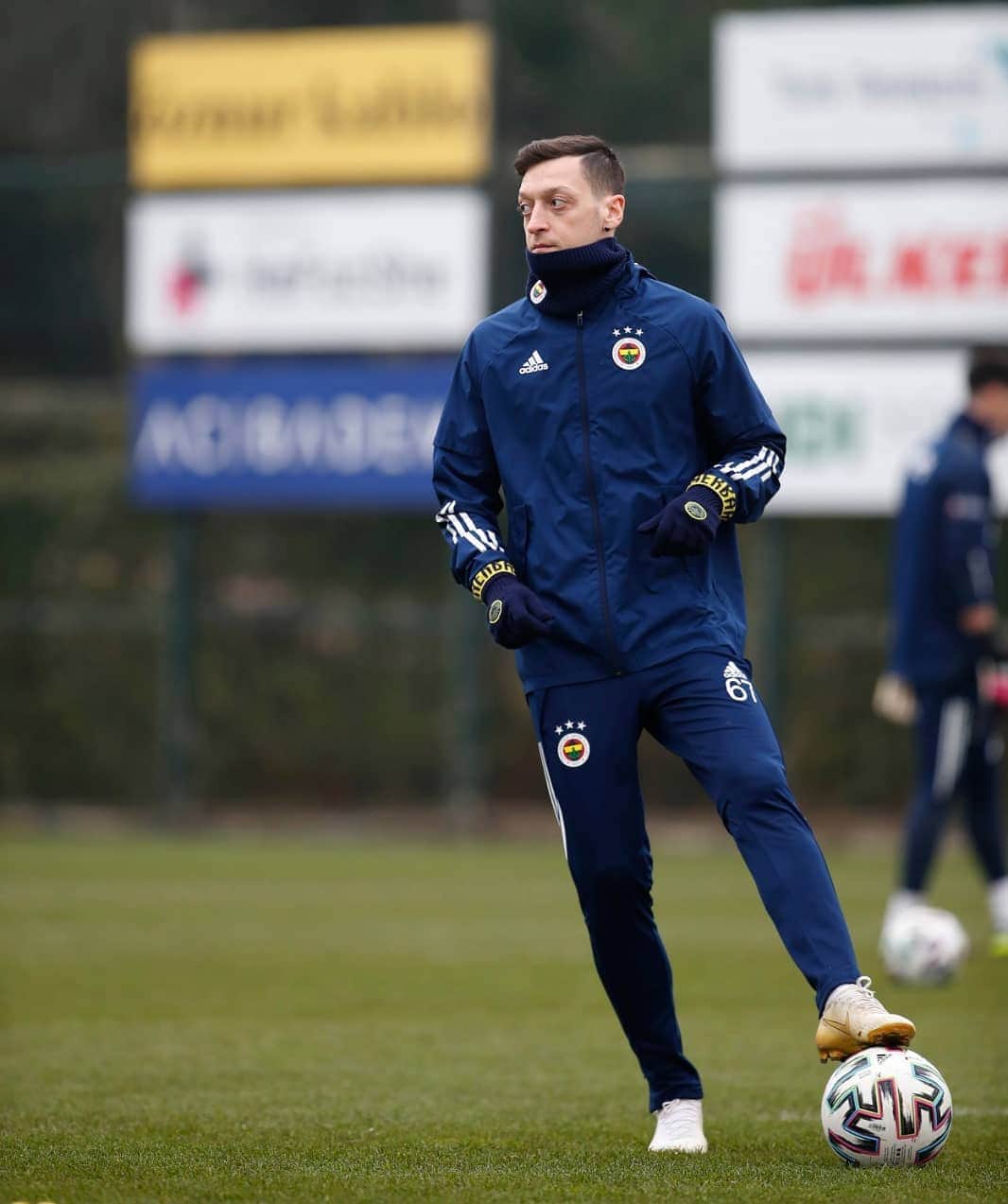 メスト・エジルのインスタグラム：「Önümüzdeki mücadele için çalışmaya devam. 💛💙⚽️🔥 // Putting in the work for the next challenge in front of us 💛💙⚽ #staypositive @fenerbahce」