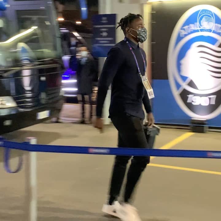 アタランタBCのインスタグラム：「Arrivati! Ciao ragazzi 👋 Guys here! 😍 ⠀ #AtalantaReal #UCL #GoAtalantaGo ⚫️🔵 #Atalanta #BergAMO #ForzaAtalanta」