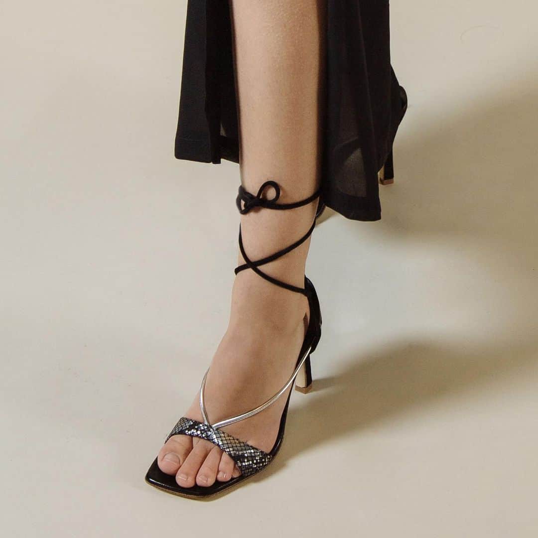 ジャンカルロパオリのインスタグラム：「Python embellished sandals for the night walk. SS 21. Discover more on our website.  #GiancarloPaoli #SpringSummer #Sandals #Woman #Collection」