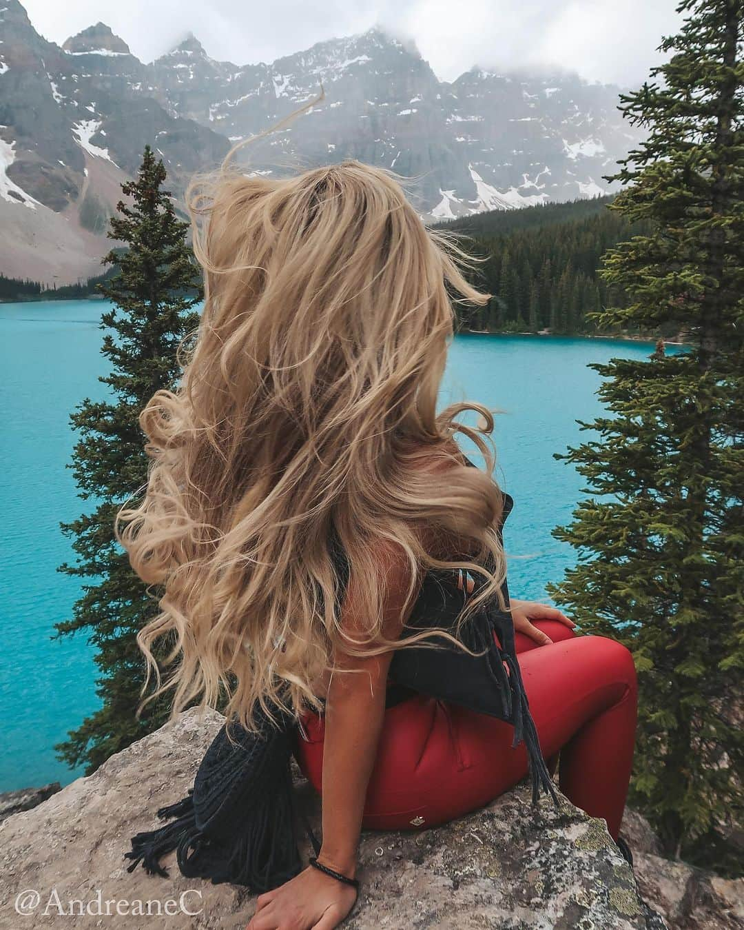 Andreane Chamberlandさんのインスタグラム写真 - (Andreane ChamberlandInstagram)「One of the most beautiful lake in the world 🗺  #morainelake #alberta #albertacanada #albertaviews #lakemoraine #morainelakecanada #moraine #watercolour #dreamplace #dreamplaces」2月25日 3時56分 - andreanec