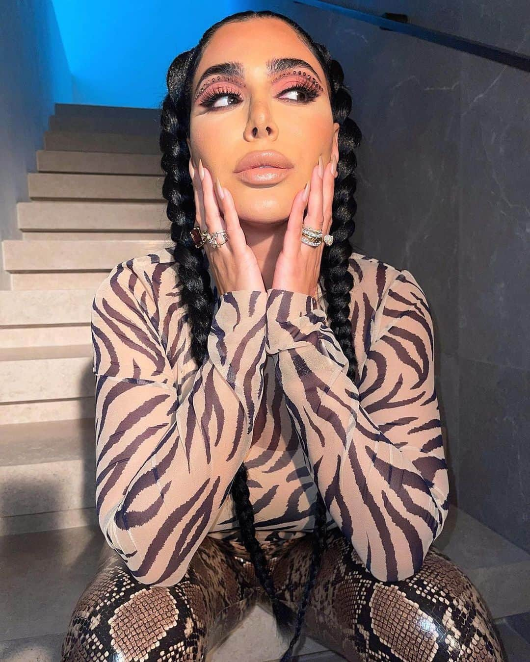 Huda Kattanさんのインスタグラム写真 - (Huda KattanInstagram)「repost @huda Tried the tacky trend today & I’m feeling myself 😜 Wearing 4 trends at once bc it’s 2021 #snakeprint #rhinestones #braids #tigerstripes hair by @domseeley」2月25日 3時57分 - hudabeauty