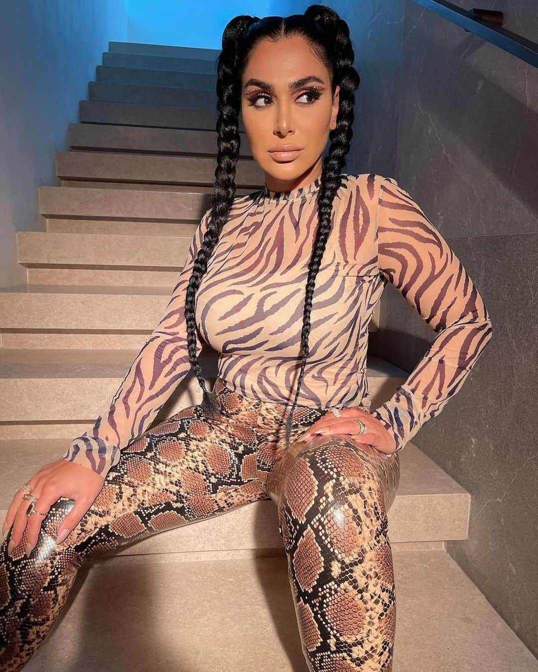 Huda Kattanさんのインスタグラム写真 - (Huda KattanInstagram)「repost @huda Tried the tacky trend today & I’m feeling myself 😜 Wearing 4 trends at once bc it’s 2021 #snakeprint #rhinestones #braids #tigerstripes hair by @domseeley」2月25日 3時57分 - hudabeauty