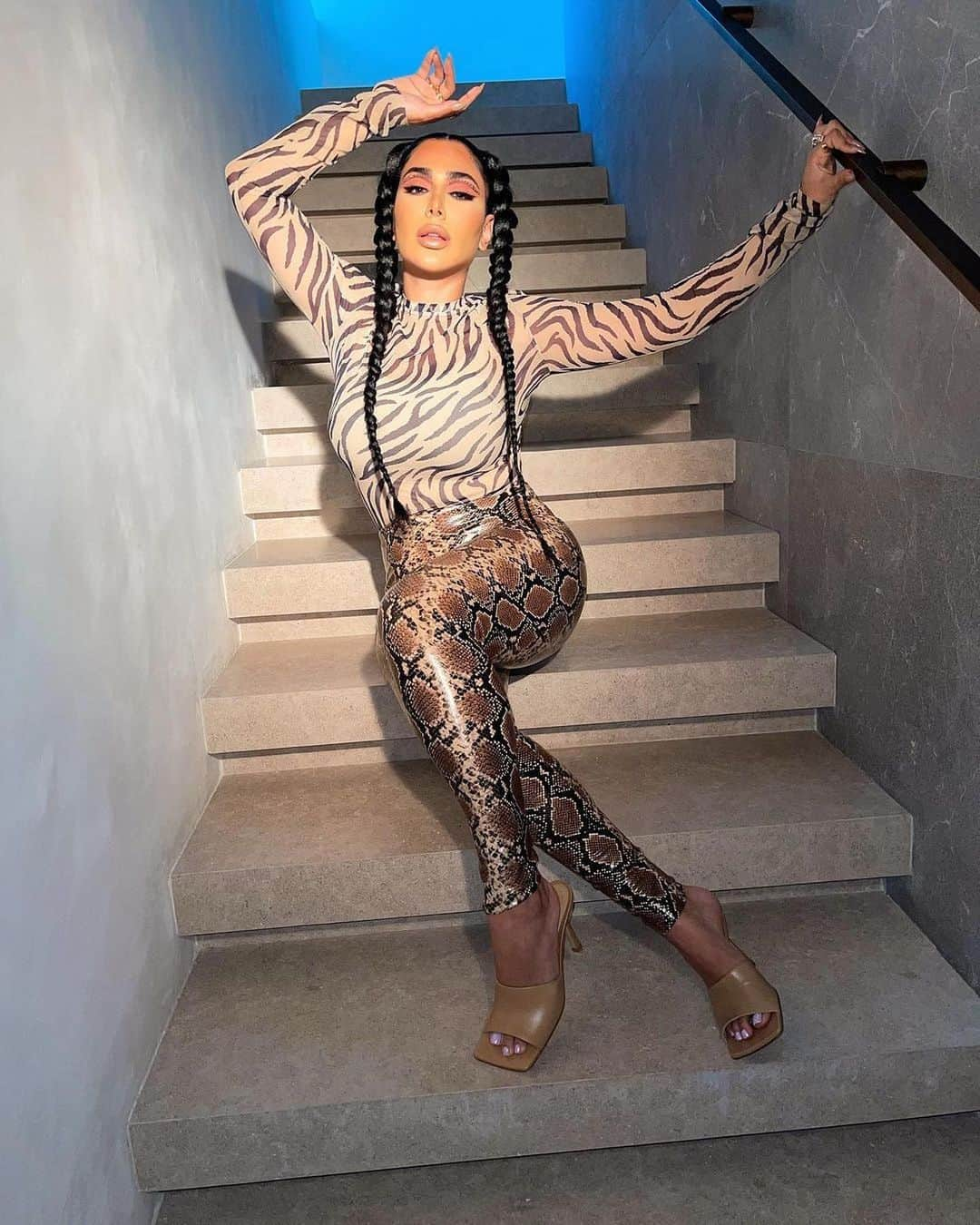 Huda Kattanさんのインスタグラム写真 - (Huda KattanInstagram)「repost @huda Tried the tacky trend today & I’m feeling myself 😜 Wearing 4 trends at once bc it’s 2021 #snakeprint #rhinestones #braids #tigerstripes hair by @domseeley」2月25日 3時57分 - hudabeauty