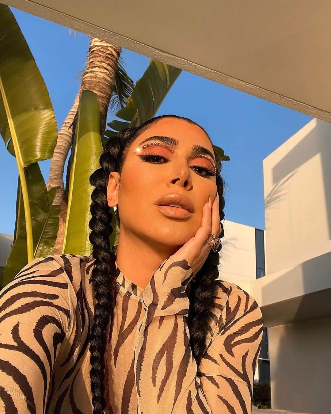 Huda Kattanさんのインスタグラム写真 - (Huda KattanInstagram)「repost @huda Tried the tacky trend today & I’m feeling myself 😜 Wearing 4 trends at once bc it’s 2021 #snakeprint #rhinestones #braids #tigerstripes hair by @domseeley」2月25日 3時57分 - hudabeauty