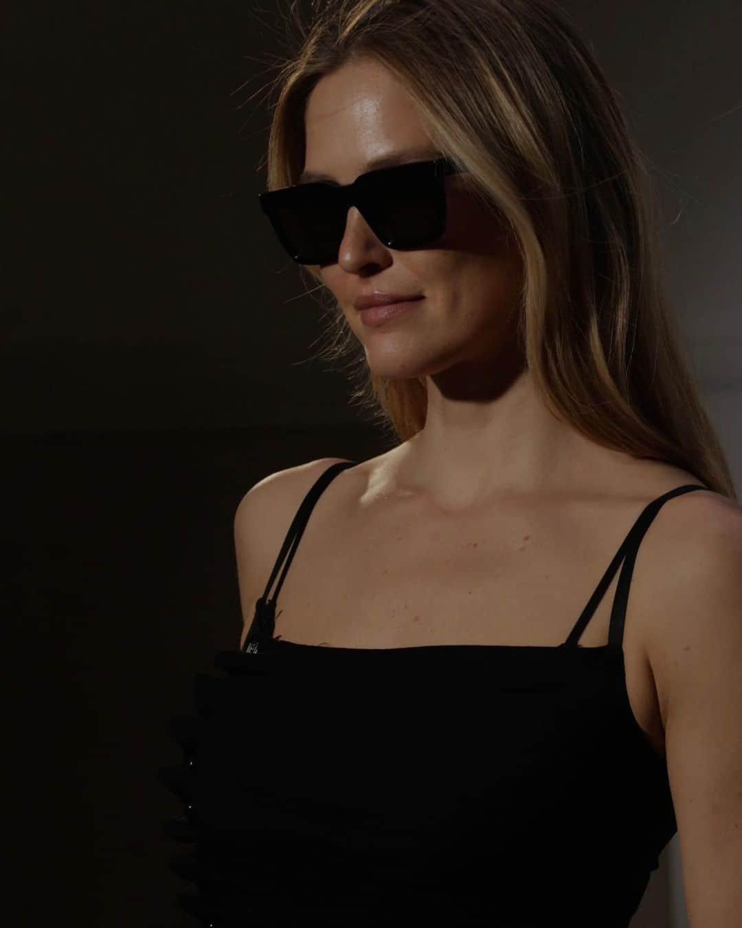 バー・ラファエリのインスタグラム：「🖤🕶🖤」