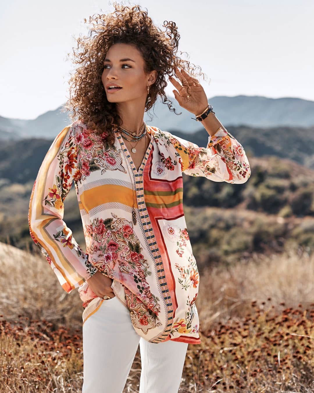 ジョニーワズのインスタグラム：「Warm hues & vibrant prints 🌸 The Rosemarie tunic is one of our favorites this season #johnnywas」