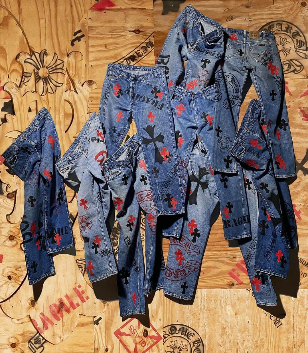 のインスタグラム：「+ stencil denim + + + live at 12pm pst +」