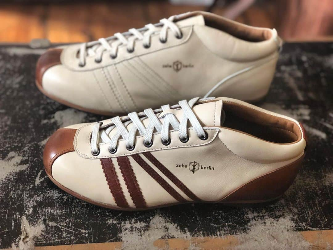 ツェハさんのインスタグラム写真 - (ツェハInstagram)「Der Liga eines der ersten zwei Modelle der Zeha Berlin Marke - ist ein alter #Fußballschuh aus den 50er Jahren aus hochwertigem #Leder. Der Schuh ist mit geschmeidigem Kalbsleder gefüttert und auch das Oberleder besteht komplett aus #Kalbsleder, das durch individuell verarbeitete Veredelungsprozesse vervollständigt wurde. Merkmale des Modells sind: die klassische 7-Loch-Schnürung mit logogeprägter Zunge, eine gepolsterte Schaftkante, der verstärkte Zehen- und Fersenbereich, die gepolsterte und herausnehmbare Innensohle und eine durchgenähte Laufsohle aus hochwertigem Leder mit abriebfesten Laufgummis welche für einen hohen Tragekomfort sorgt. Die 7-Loch-Schnürung ist mit gewachsten Schnürsenkeln versehen. Handgefertigt in #Portugal. #liebedeineschuhe #sneaker #shoescare #retro #vintage #beige #greige」2月25日 4時00分 - zehaberlin