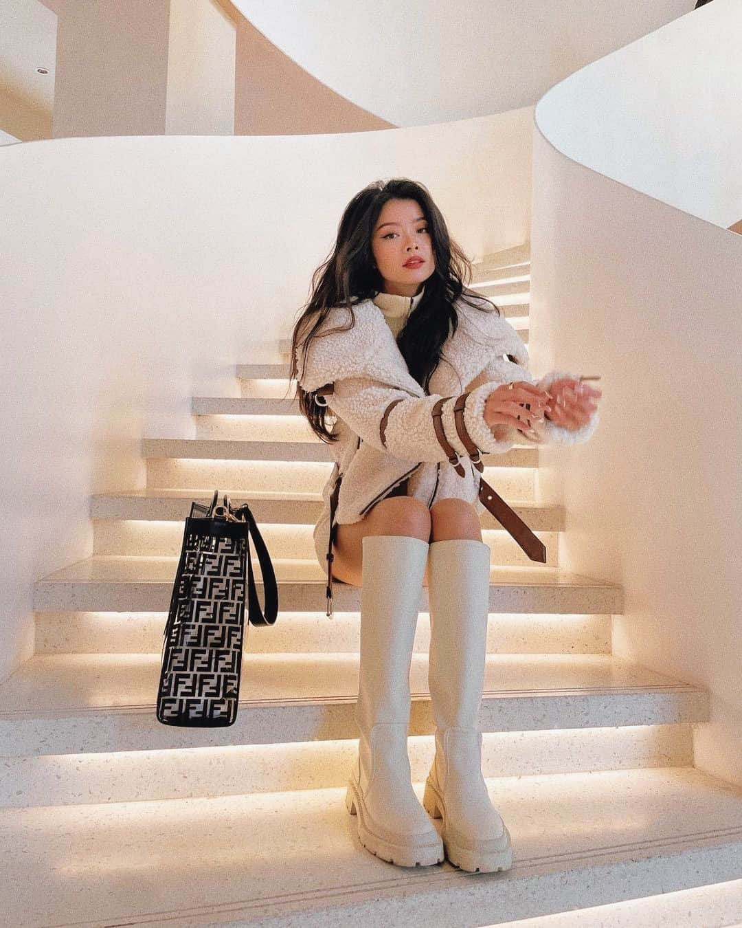 TULAROSAさんのインスタグラム写真 - (TULAROSAInstagram)「white winters ✨ @caroline_hu in the Bailey Moto Jacket - link in bio to get her look now」2月25日 4時00分 - tularosalabel