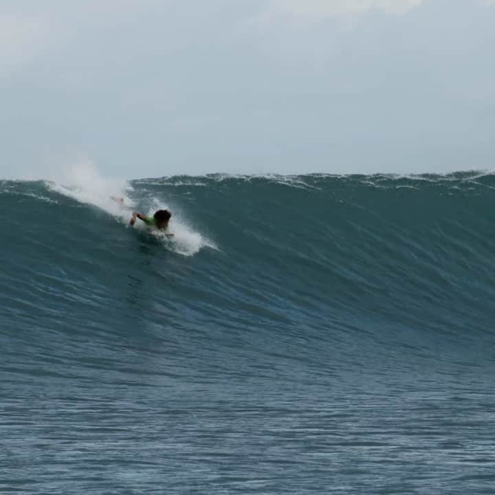 Surf Magazineのインスタグラム：「Grandmothers across the globe envy @mikeyfebruary’s ability to thread the needle.  Catch more unseen stab high footage, only on Stab Premium. @vanssurf @monsterenergy  Clip: @hampositive」
