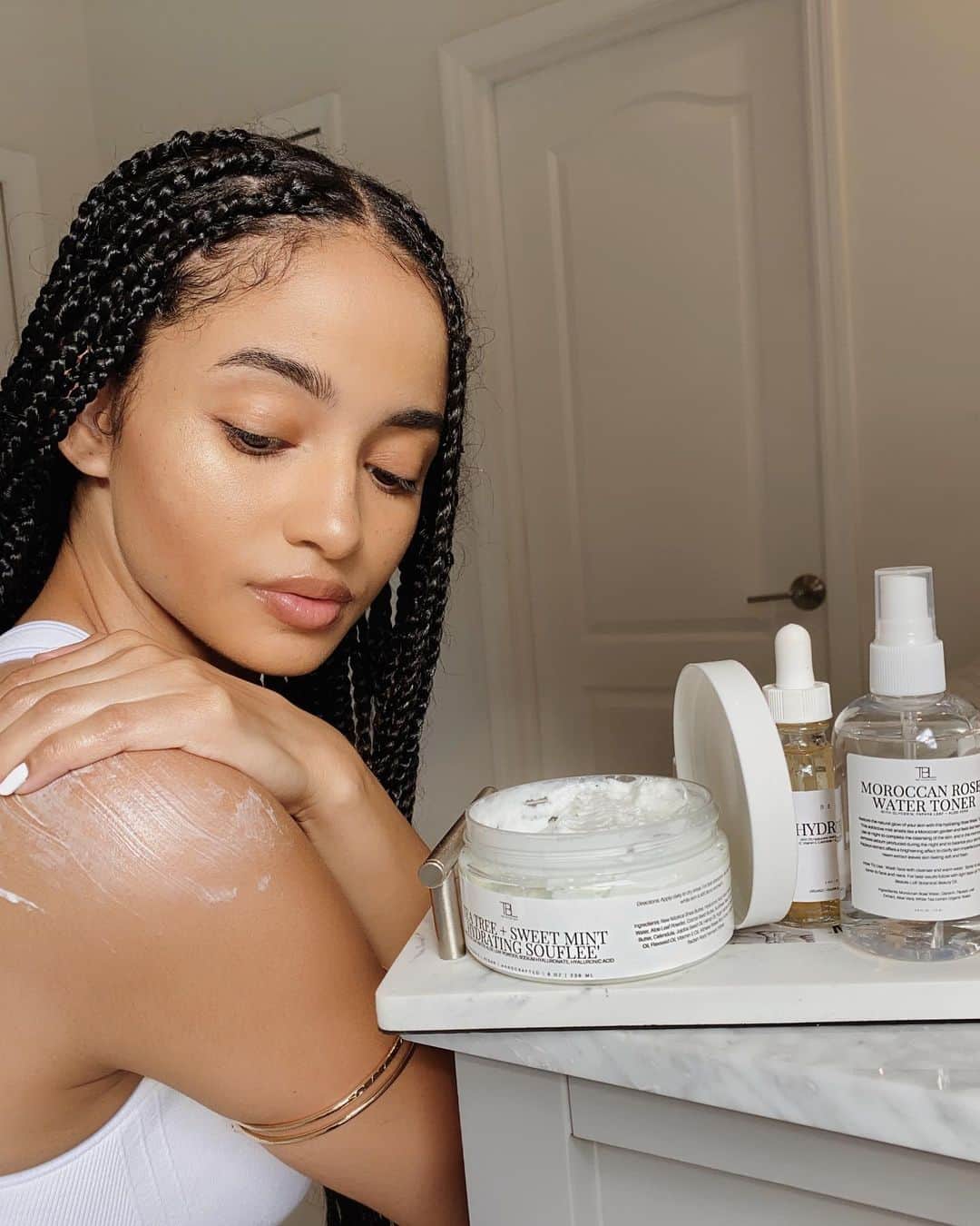 ケイラ・フィリップスのインスタグラム：「Give your skin a little love🧼🧴🤍  @thebeauteloftco is committed to simple, pure, organic and chemical-free beauty products. Non toxic and cruelty free! 🌎  ᴄʜᴇᴄᴋ ᴍʏ ꜱᴛᴏʀʏ ꜰᴏʀ ᴍʏ ꜰᴀᴠᴏʀɪᴛᴇ ᴘʀᴏᴅᴜᴄᴛꜱ!  #ad #sponsored」