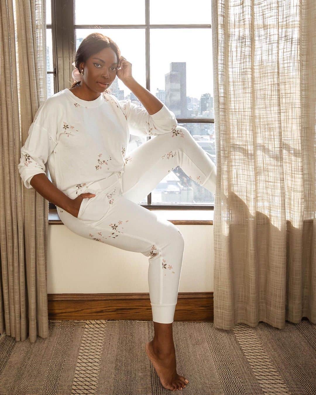 スプレンディドのインスタグラム：「@cocobassey inspiring us to keep on glowing & keep on growing in this embroidered floral set 🌱✨」