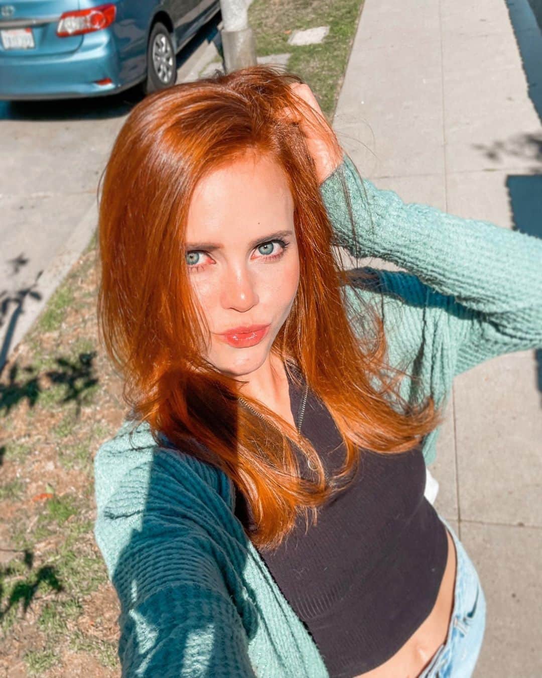 ティファニー・アルボードさんのインスタグラム写真 - (ティファニー・アルボードInstagram)「Had to take a selfie to show you my hair.. 🙈 I’m still obsessed with this copper color!! 🥰 @jeremytardo is so talented 😍 - 💭 QOTD: If you were to dye your hair right now what color would you go? 🙊 I think I’d wanna try blonde 😋 (but only one day! I’m digging’ the red for now!)」2月25日 4時01分 - tiffanyalvord