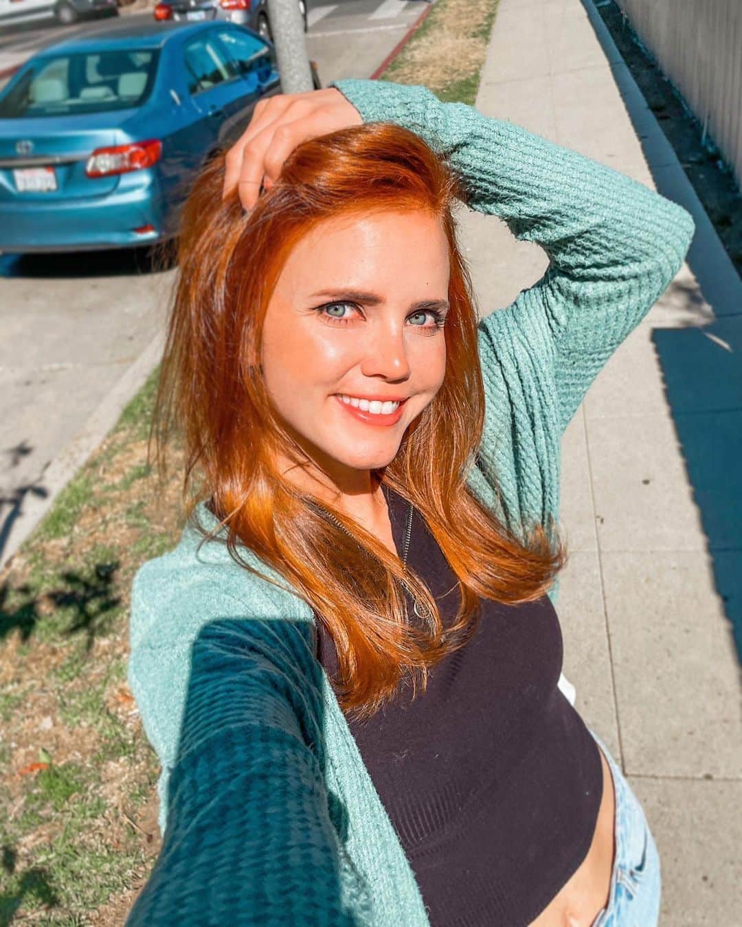 ティファニー・アルボードのインスタグラム：「Had to take a selfie to show you my hair.. 🙈 I’m still obsessed with this copper color!! 🥰 @jeremytardo is so talented 😍 - 💭 QOTD: If you were to dye your hair right now what color would you go? 🙊 I think I’d wanna try blonde 😋 (but only one day! I’m digging’ the red for now!)」