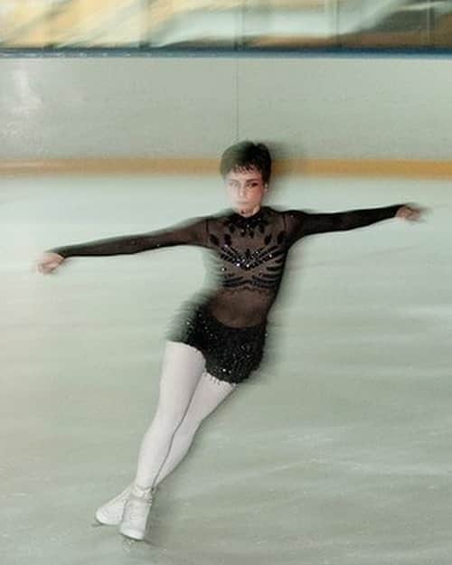 のインスタグラム：「Todo pasa... Y rápido ⚡️⛸  #staypresent   Momento #sobrehielo capturado por este equipazo para @novembreglobal 👇🏼 📸 Fotografía @xtinastolhe  💄Maquillaje @_chingisabella  🎀Estilista @fatimamonjas // Asistente @anonanadia  🖼Dirección arte @salazrakii // Co-dire @guadiv」