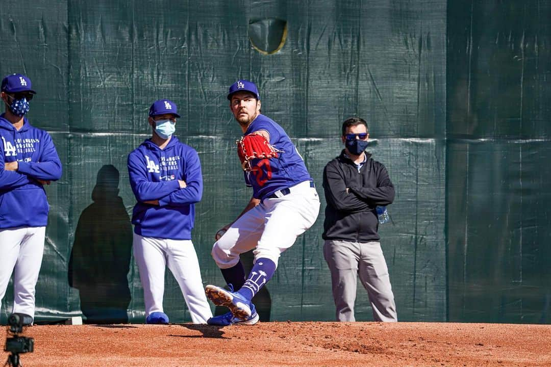 トレバー・バウアーさんのインスタグラム写真 - (トレバー・バウアーInstagram)「🔋🔋🔋 @dodgers」2月25日 4時06分 - baueroutage