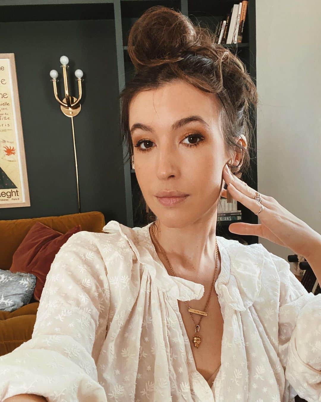 ケイト・ボイージェルのインスタグラム：「I call this look It’s Been Over A Year Since My Last Haircut 💇🏻‍♀️ and my necklace describes how I generally feel about it」