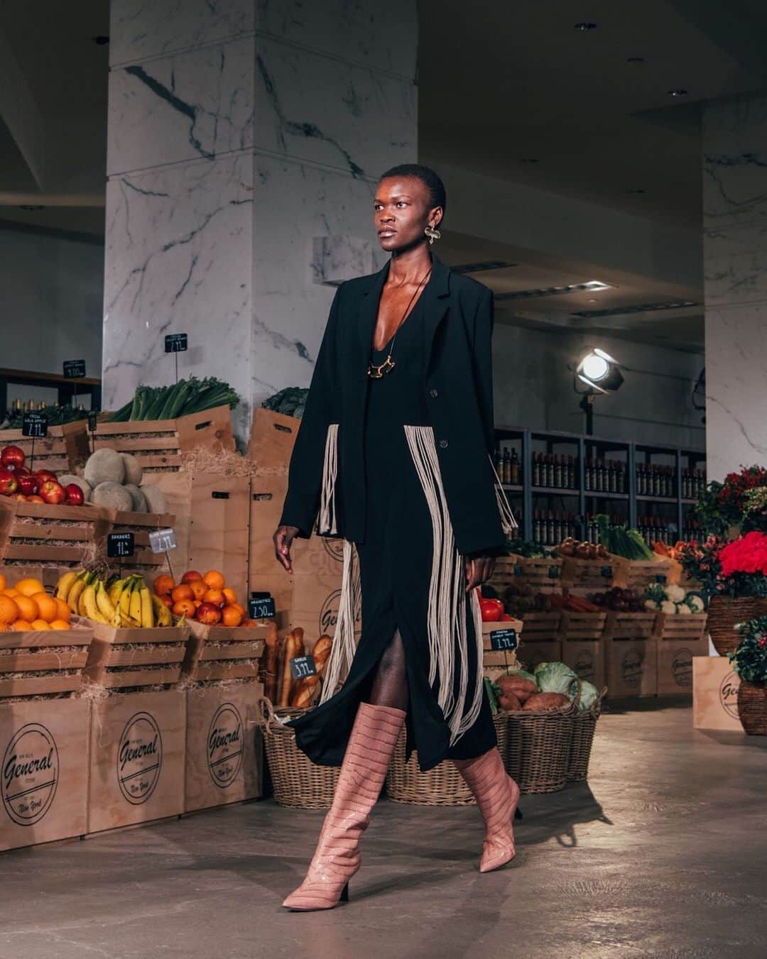 Fashion Weekのインスタグラム：「Will be channeling this big fashion energy for my next grocery store run, as seen on @jasonwu's #MrWuGeneralStore runway at #NYFW. Photo by @smallgirlbiglens」