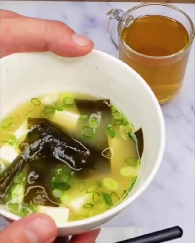 近藤麻理恵のインスタグラム：「Miso soup, yum! 😋 Can you spot our @thecontainerstore x @konmari.co items? Video by @theemoodyfoody.」