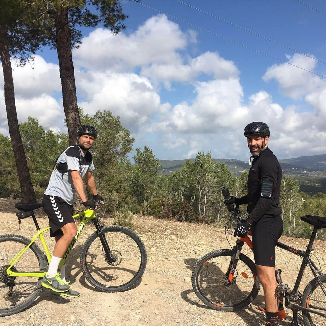 ロベール・ピレスさんのインスタグラム写真 - (ロベール・ピレスInstagram)「On the bike with my old friend @lyoung_intereuropean #premierleague #keepingfit #ibiza」2月25日 4時13分 - robert_pires07