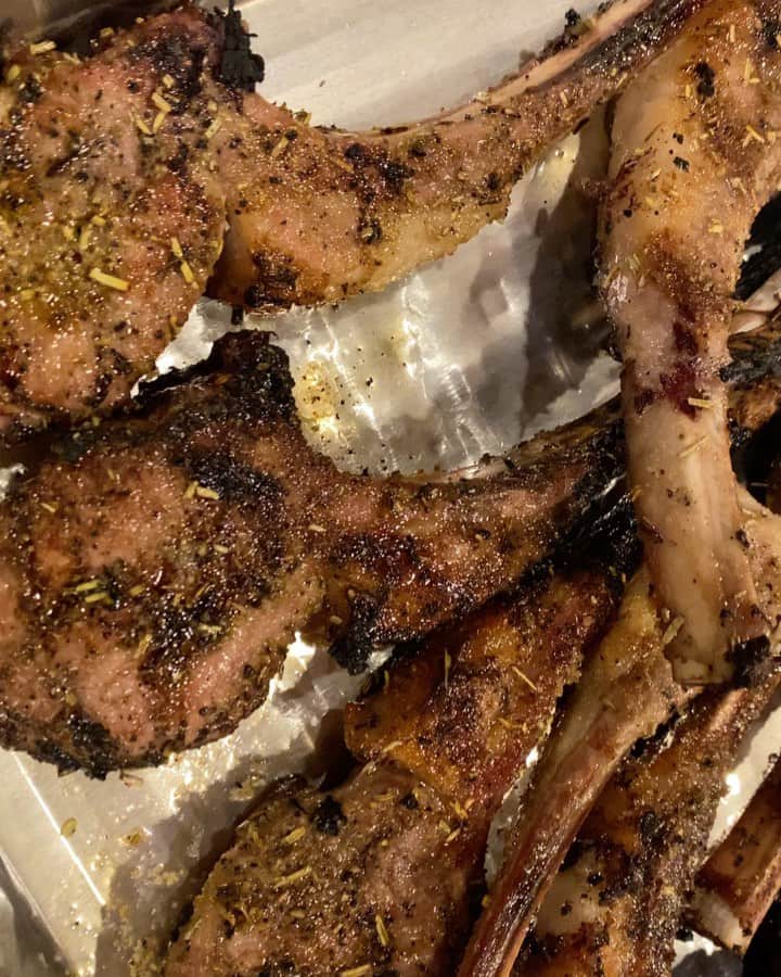 キーシャ・エップスのインスタグラム：「I missed @mrstrinidadb’s lamb chops, so she grilled some for us last night😋🔥🔥 #NightGrilling  That’s me on the Kale❤️  Wait for dessert....  ....that’s my God son & son playing in the background 😆」