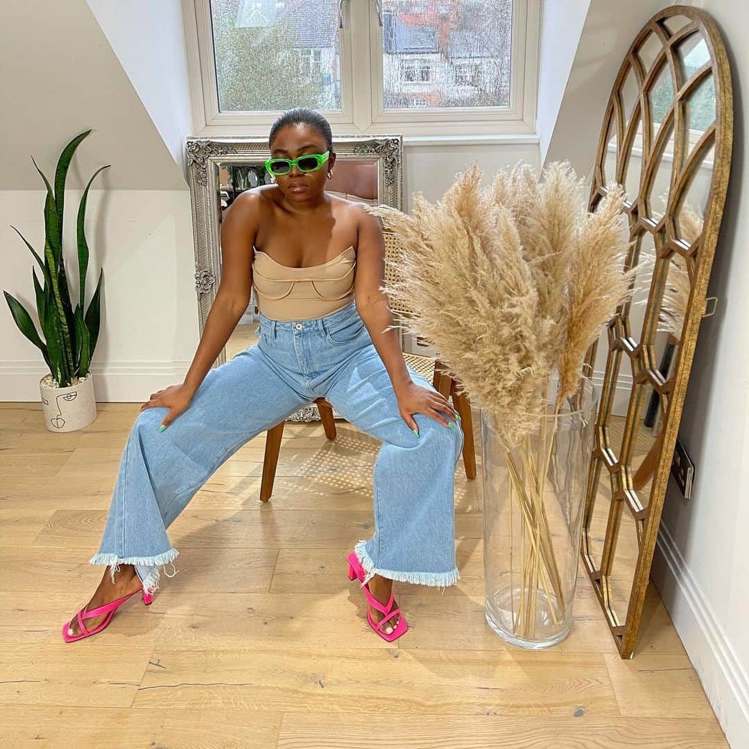 ALDO shoesさんのインスタグラム写真 - (ALDO shoesInstagram)「We love a subtle neon moment. Beauty @fisayolonge pairs our bright pink Loretta sandals with neon green  Oloarwen sunglasses. Go bold and tap to shop. #AldoCrew」2月25日 4時16分 - aldo_shoes