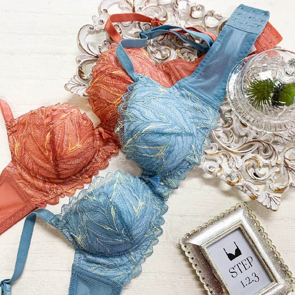 ブラデリスのインスタグラム：「Enjoy 30% off our new favorites for a limited time online and in-stores! These ultimate Shaping Bras come with a removable hook extension that offers quick and easy adjustment for a better fit. Use code “BETTERFIT”. #bradelisny #bras #lacelingerie」