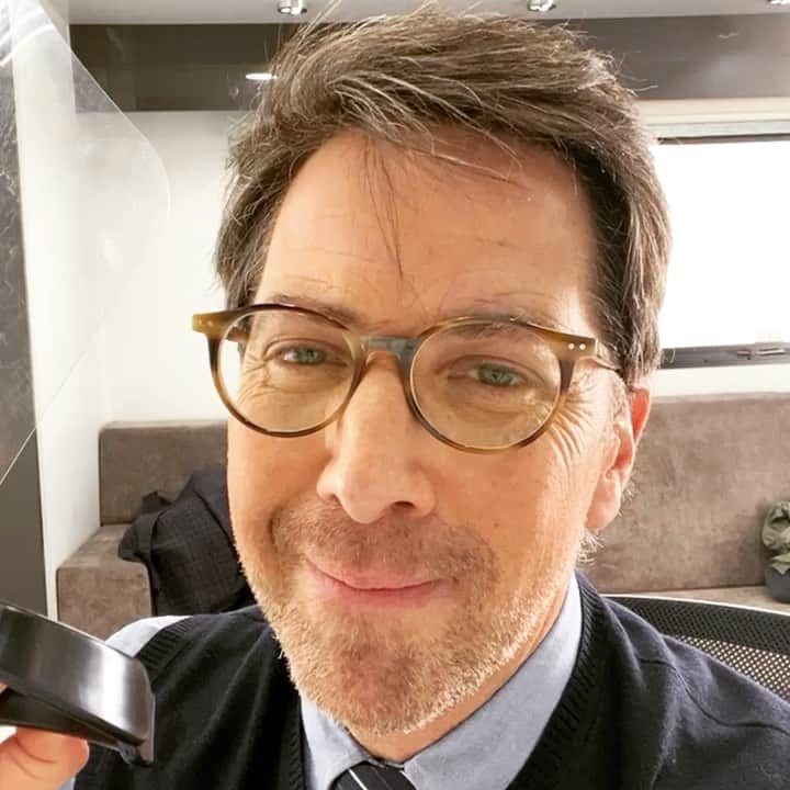 ダン・ブカティンスキーのインスタグラム：「Safety first on set of @rebelabc ...  playing a scruffy professor - means a first for me: #nohairproduct  Happy healthy #Wednesday everyone.」