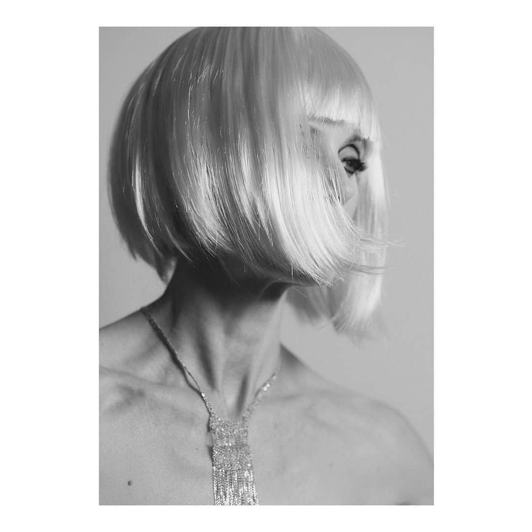 ローラ・ベイリーさんのインスタグラム写真 - (ローラ・ベイリーInstagram)「A different mood.  TODAY.   A stolen moment. (Work in progress self-portrait art project with Georgina Graham).   Beauty & art direction @_georginagraham  Hair (make-believe)  @dianajmoar   Jewellery @solangeazagury 💫」2月25日 4時23分 - laurabaileylondon