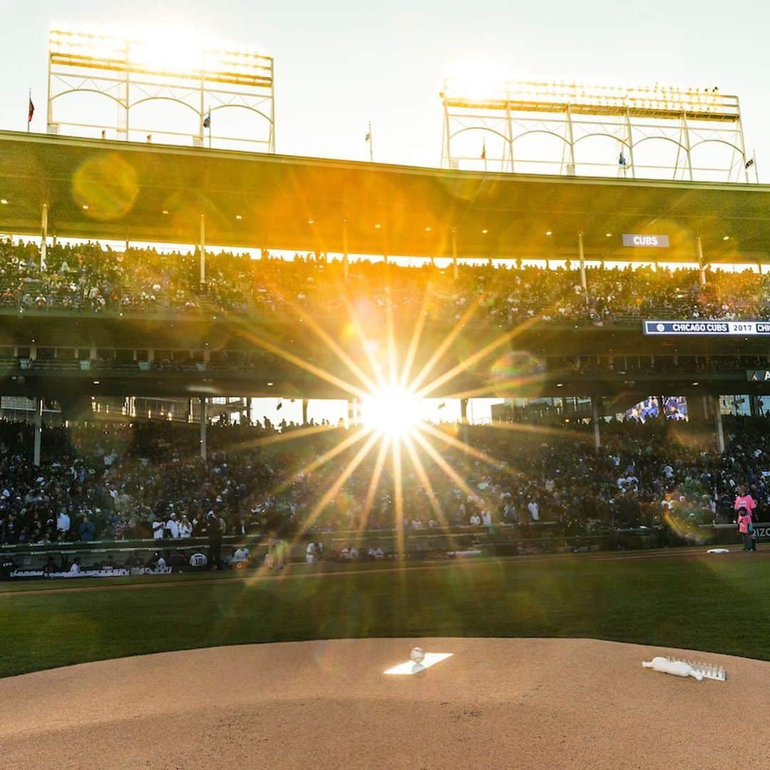 シカゴ・カブスさんのインスタグラム写真 - (シカゴ・カブスInstagram)「From the marquee to the scoreboard to the ivy, there are so many iconic elements of our historic ballpark. But what makes the Friendly Confines complete are the fans.  Enjoy this Wrigley Field photo album curated by team photographer @sgreenphoto. #CubTogether」2月25日 4時24分 - cubs