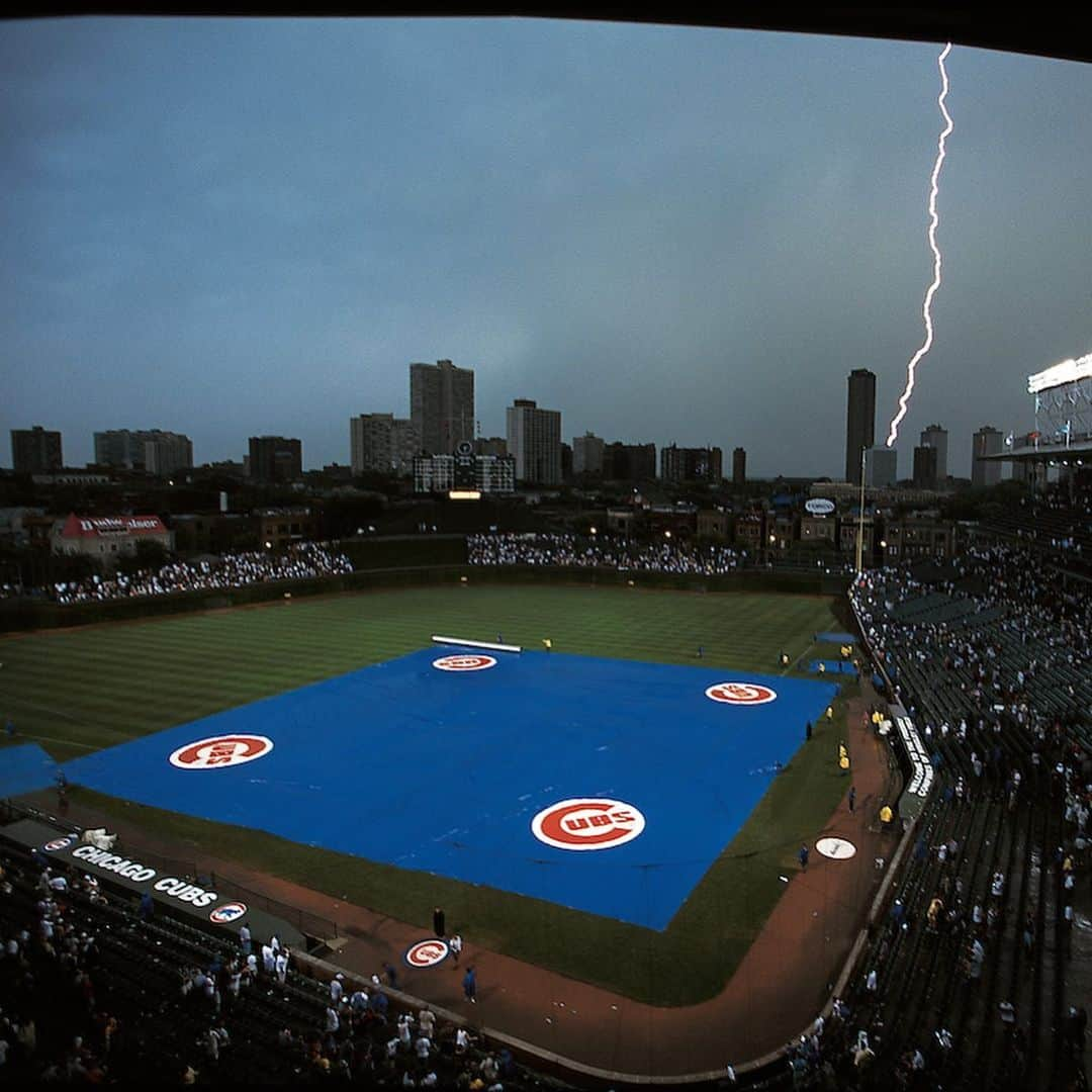 シカゴ・カブスさんのインスタグラム写真 - (シカゴ・カブスInstagram)「From the marquee to the scoreboard to the ivy, there are so many iconic elements of our historic ballpark. But what makes the Friendly Confines complete are the fans.  Enjoy this Wrigley Field photo album curated by team photographer @sgreenphoto. #CubTogether」2月25日 4時24分 - cubs