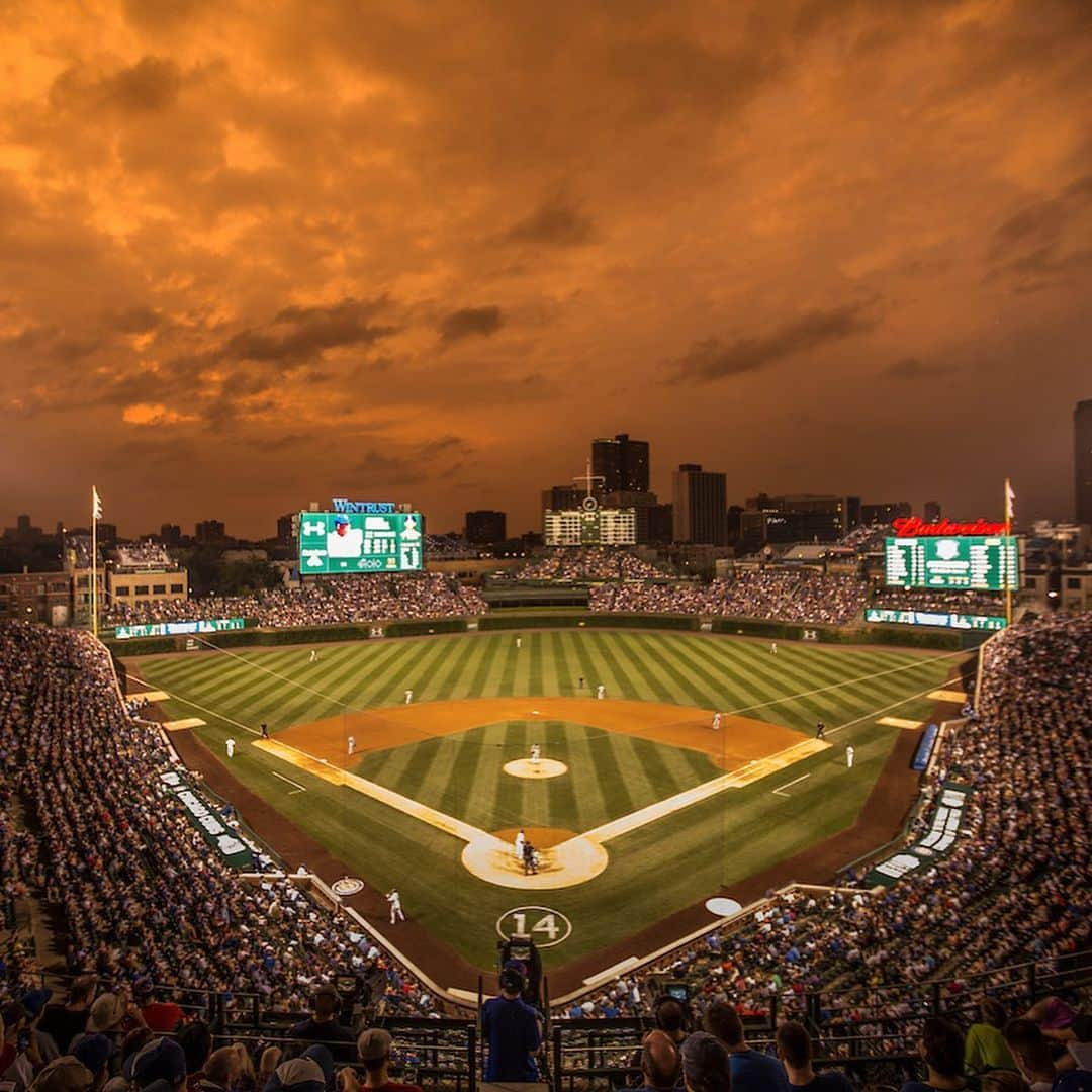 シカゴ・カブスさんのインスタグラム写真 - (シカゴ・カブスInstagram)「From the marquee to the scoreboard to the ivy, there are so many iconic elements of our historic ballpark. But what makes the Friendly Confines complete are the fans.  Enjoy this Wrigley Field photo album curated by team photographer @sgreenphoto. #CubTogether」2月25日 4時24分 - cubs