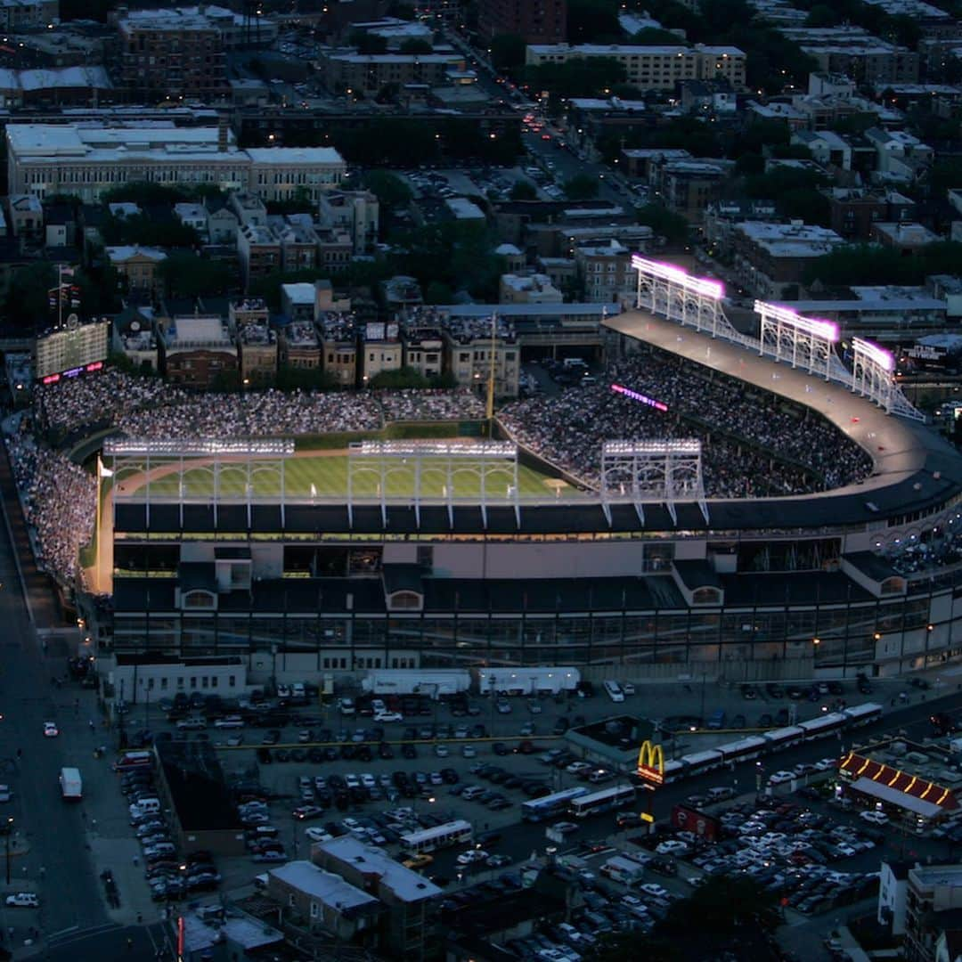 シカゴ・カブスさんのインスタグラム写真 - (シカゴ・カブスInstagram)「From the marquee to the scoreboard to the ivy, there are so many iconic elements of our historic ballpark. But what makes the Friendly Confines complete are the fans.  Enjoy this Wrigley Field photo album curated by team photographer @sgreenphoto. #CubTogether」2月25日 4時24分 - cubs