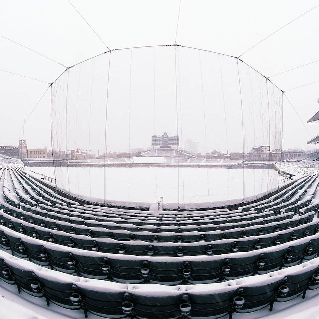 シカゴ・カブスさんのインスタグラム写真 - (シカゴ・カブスInstagram)「From the marquee to the scoreboard to the ivy, there are so many iconic elements of our historic ballpark. But what makes the Friendly Confines complete are the fans.  Enjoy this Wrigley Field photo album curated by team photographer @sgreenphoto. #CubTogether」2月25日 4時24分 - cubs