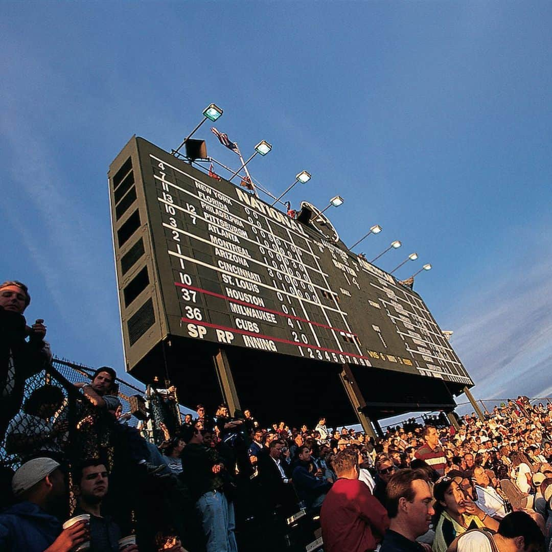 シカゴ・カブスさんのインスタグラム写真 - (シカゴ・カブスInstagram)「From the marquee to the scoreboard to the ivy, there are so many iconic elements of our historic ballpark. But what makes the Friendly Confines complete are the fans.  Enjoy this Wrigley Field photo album curated by team photographer @sgreenphoto. #CubTogether」2月25日 4時24分 - cubs