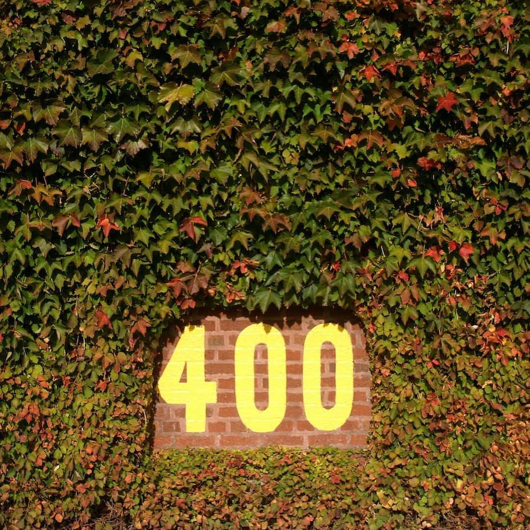 シカゴ・カブスさんのインスタグラム写真 - (シカゴ・カブスInstagram)「From the marquee to the scoreboard to the ivy, there are so many iconic elements of our historic ballpark. But what makes the Friendly Confines complete are the fans.  Enjoy this Wrigley Field photo album curated by team photographer @sgreenphoto. #CubTogether」2月25日 4時24分 - cubs