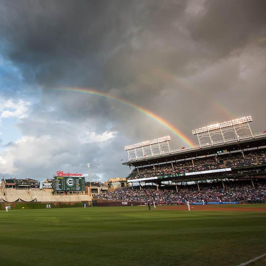 シカゴ・カブスさんのインスタグラム写真 - (シカゴ・カブスInstagram)「From the marquee to the scoreboard to the ivy, there are so many iconic elements of our historic ballpark. But what makes the Friendly Confines complete are the fans.  Enjoy this Wrigley Field photo album curated by team photographer @sgreenphoto. #CubTogether」2月25日 4時24分 - cubs