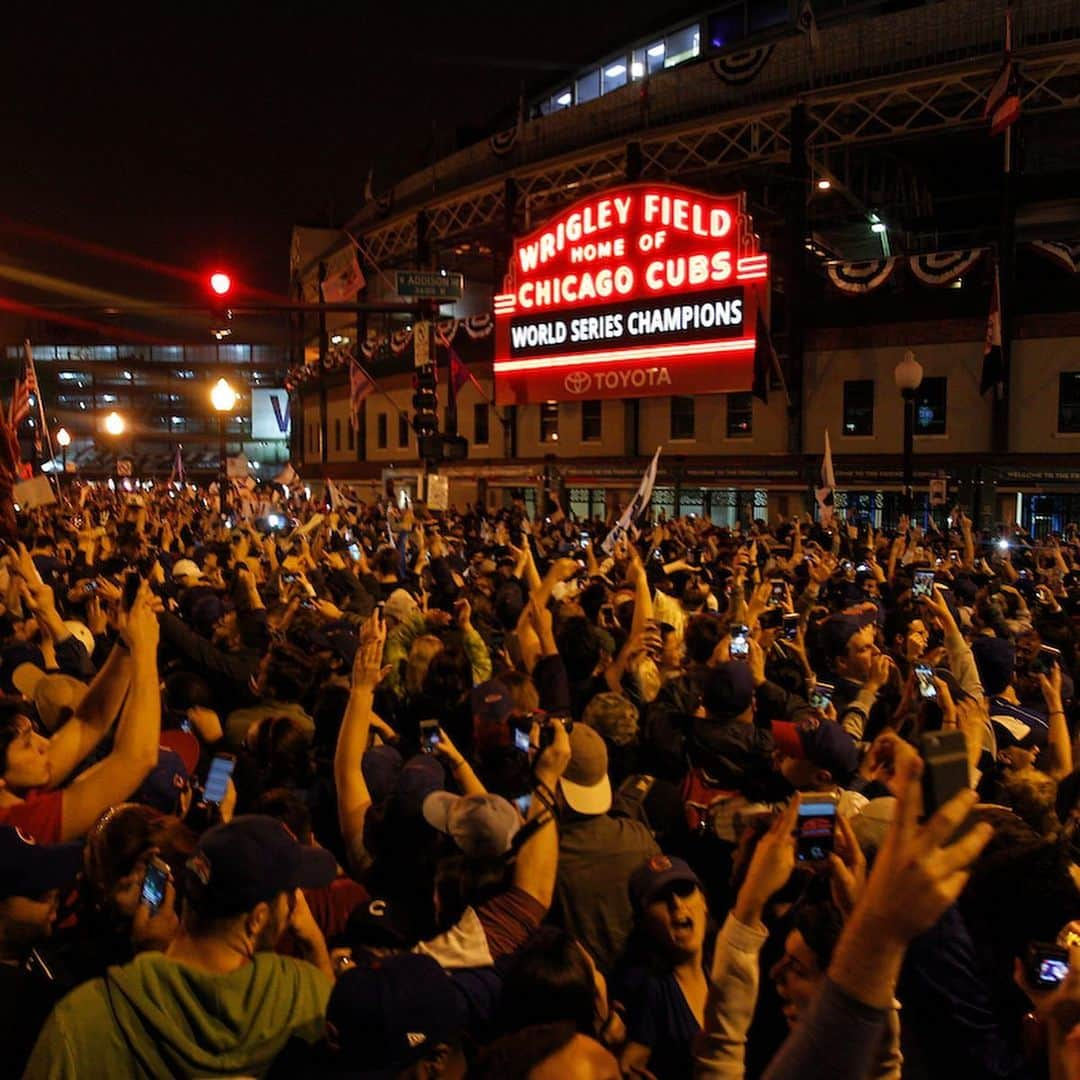 シカゴ・カブスさんのインスタグラム写真 - (シカゴ・カブスInstagram)「From the marquee to the scoreboard to the ivy, there are so many iconic elements of our historic ballpark. But what makes the Friendly Confines complete are the fans.  Enjoy this Wrigley Field photo album curated by team photographer @sgreenphoto. #CubTogether」2月25日 4時24分 - cubs