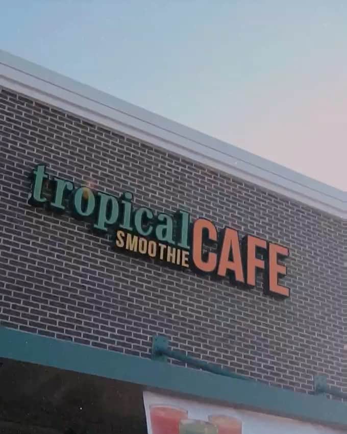 カルロス・ブーザーのインスタグラム：「Entering The QSR Franchise Space Has Been Amazing!!! Started With This First Tropical Smoothie, And Have A LOT MORE COMING.. Stay Tuned!!! And If Any Of Ya’ll Wanna Come Along For The Ride, Hit Me Up My Friends!!! #HOLDAT 🎥: @cameronmhall」
