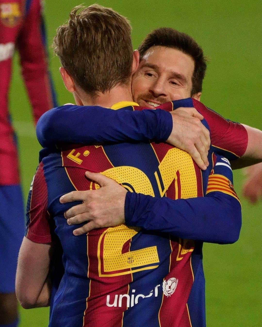 LFPさんのインスタグラム写真 - (LFPInstagram)「Thanks, Frenkie... 😍  Medio gol es tuyo, @frenkiedejong... 😍  #Messi #DeJong #BarçaElche #Barça #LaLigaSantander #LaLiga」2月25日 4時38分 - laliga