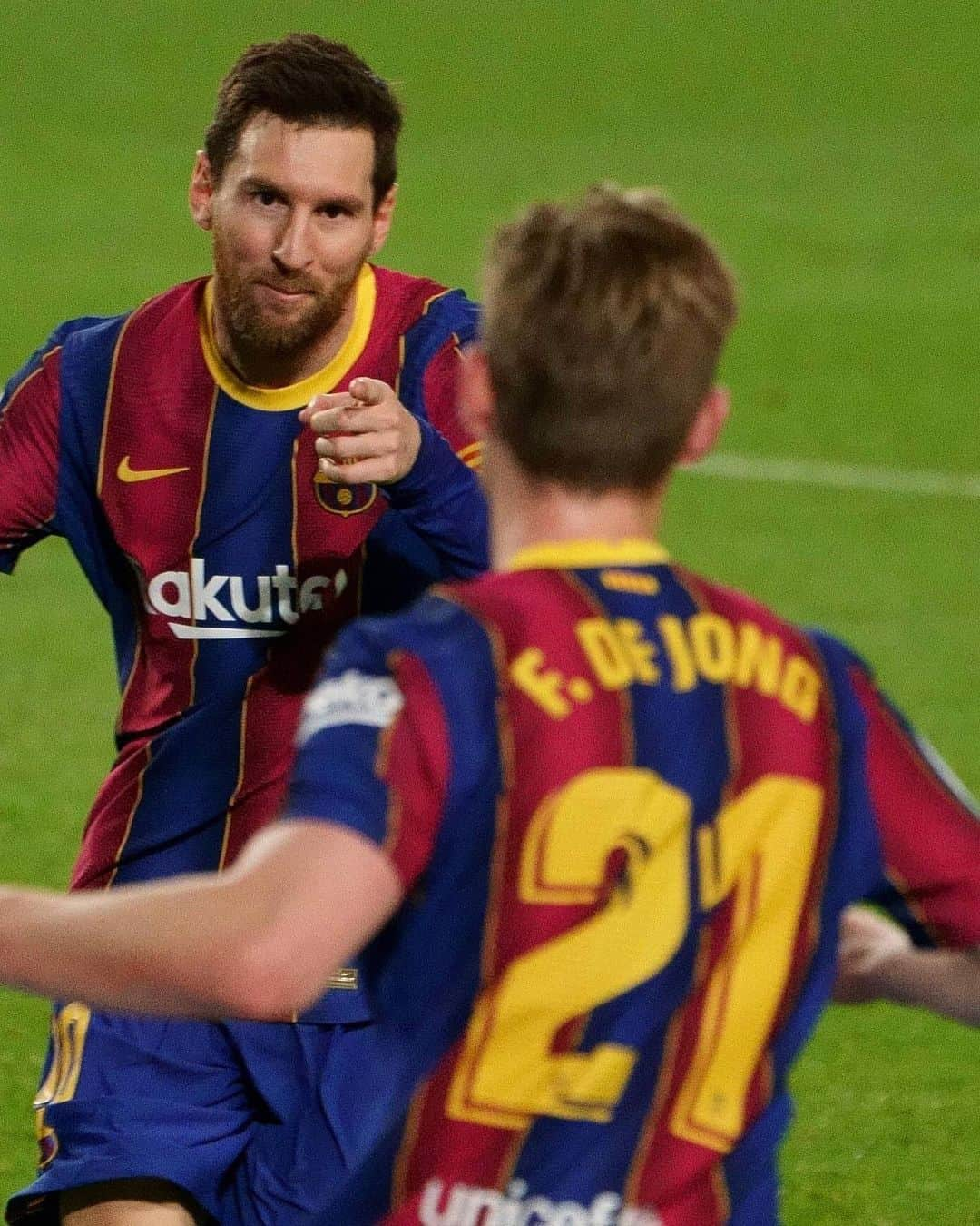 LFPさんのインスタグラム写真 - (LFPInstagram)「Thanks, Frenkie... 😍  Medio gol es tuyo, @frenkiedejong... 😍  #Messi #DeJong #BarçaElche #Barça #LaLigaSantander #LaLiga」2月25日 4時38分 - laliga