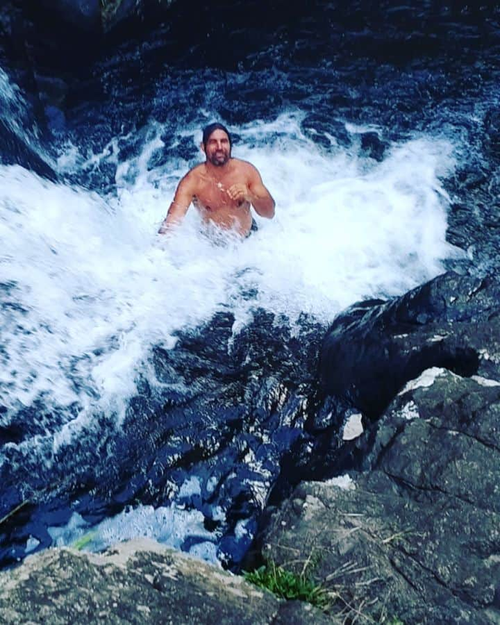 マヌー・ベネットのインスタグラム：「Shower Off The Grid #naturalenergy #papatuanuku」