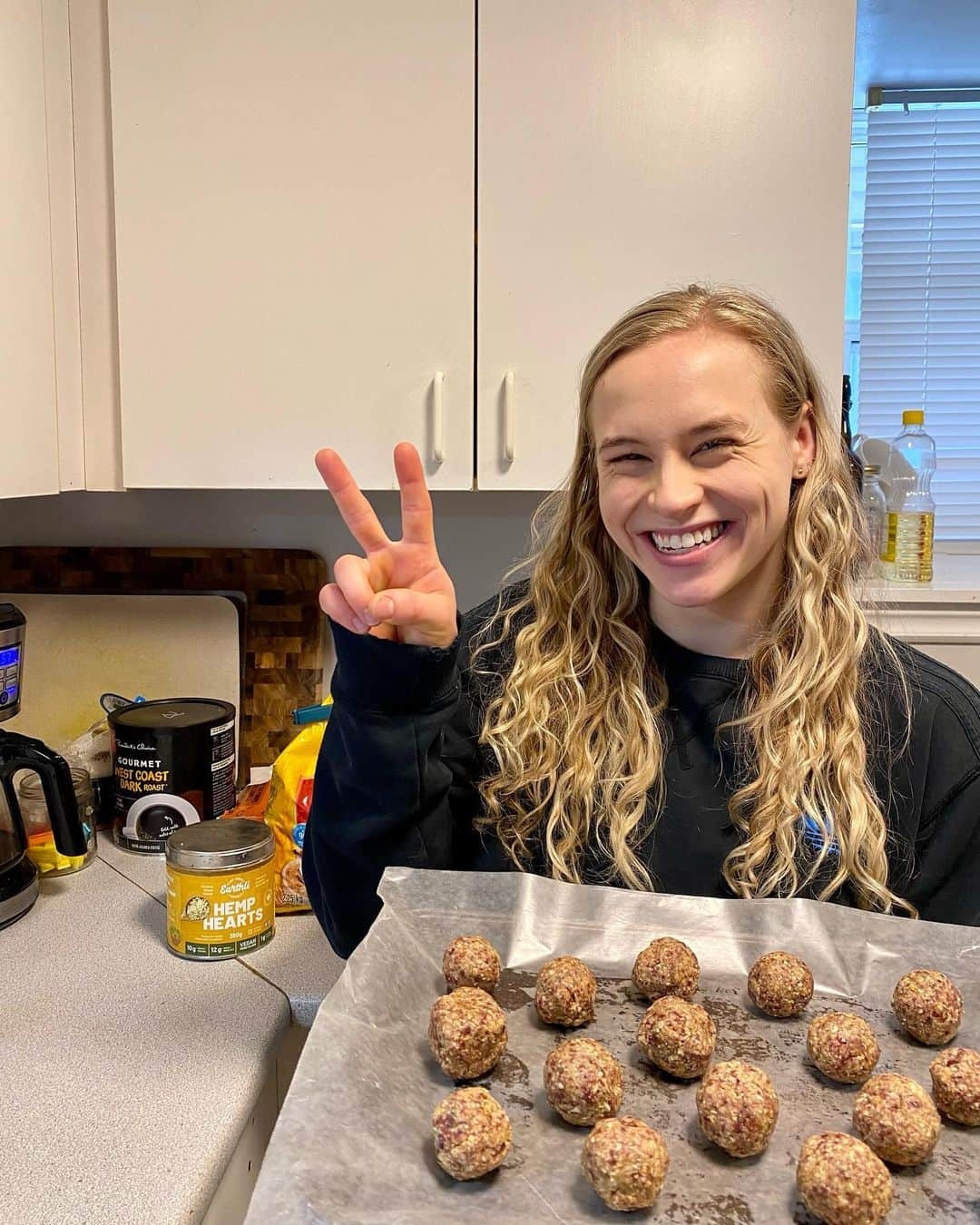 エリー・ブラックさんのインスタグラム写真 - (エリー・ブラックInstagram)「Eating with Ellie returns! Who is excited?! Because I am ✌🏼 I’ve got a new fun recipe for you guys to try!   PB&J energy balls!   ▪️2/3 cup dried cranberries or dried sweet cherries  ▪️1/2 cup fresh Medjool dates (pitted) ▪️1 cup rolled oats  ▪️1/2 cup hemp hearts ▪️1/2 cup natural peanut butter (sub sunflower seed butter for nut free) ▪️2 tbsp coconut oil (room temp) ▪️1/2 tsp cinnamon  ▪️Pinch of sea salt (to taste) ▪️1-2 tbsp water  With a food processor, process dried cranberries and dates until finely chopped and mixture comes together in a ball. Add oats, hemp hearts, peanut butter, coconut oil, cinnamon, and salt. Process until finely chopped. Scrape the sides down if needed. Add 1 tbsp of water and process again. If mixture doesn’t stick together easily when making into balls, then add a little more water. Roll into balls and lay on parchment paper or a baking sheet. Put in freezer for about 20 min or until firm. Store in a container in the fridge for 10 days or in the freezer for up to 2 months (defrost on counter for 5-10min before eating)  Check out @earthli.protein for the hemp hearts I used ✨  #eatingwithellie #healthychoices #teamcanada #roadtokyo2021」2月25日 4時33分 - ellieblack_